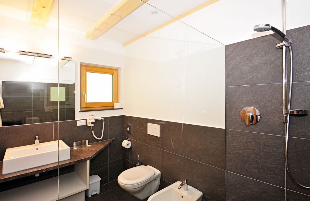 Modernes Badezimmer mit Dusche, Toilette, Bidet und Waschbecken