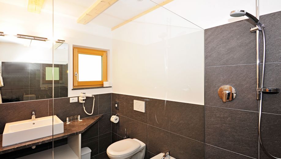 Modernes Badezimmer mit Dusche, Toilette, Bidet und Waschbecken